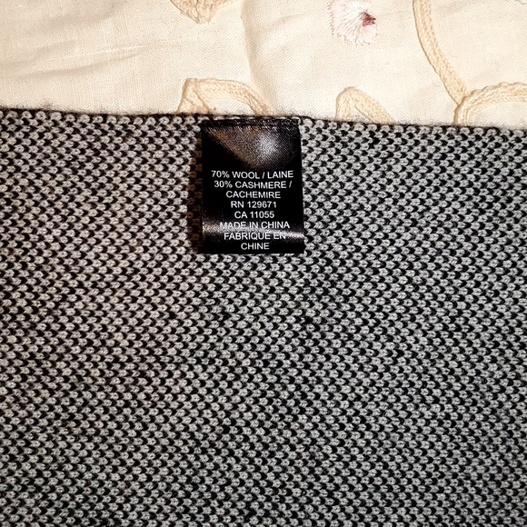 In time for Halloween 🙂Skull Cashmere blanket - Picture 3 of 6